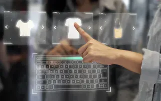 Eine Person interagiert mit einer futuristischen digitalen Benutzeroberfläche, die E-Commerce-Kleidungsstücke anzeigt