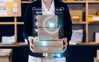 Eine Person hält Papppakete mit einer digitalen Einkaufs-Benutzeroberfläche als Overlay